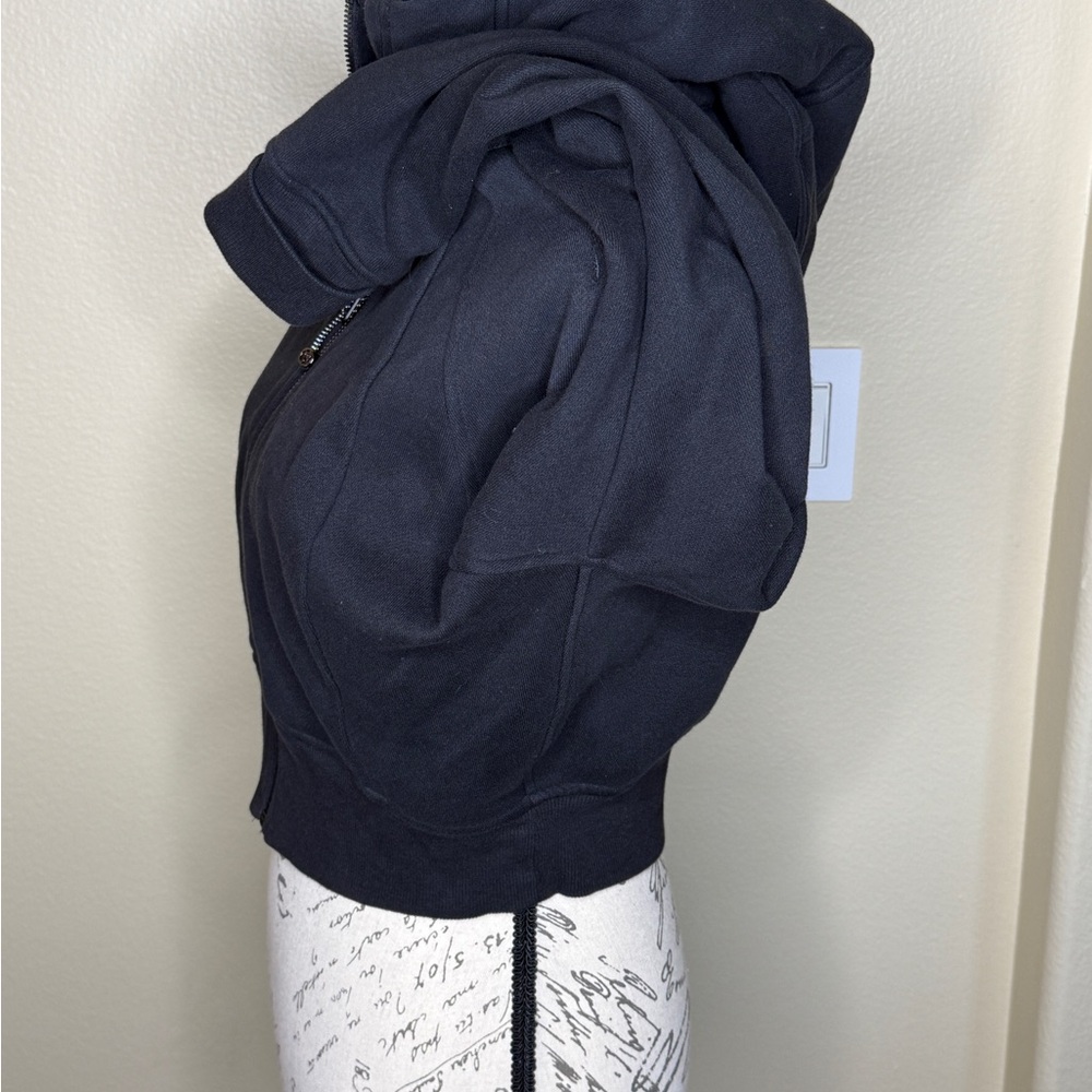 Lululemon Scuba Full-zipped Cropped Hoodie in a Black, like new. - Picture 5 of 7